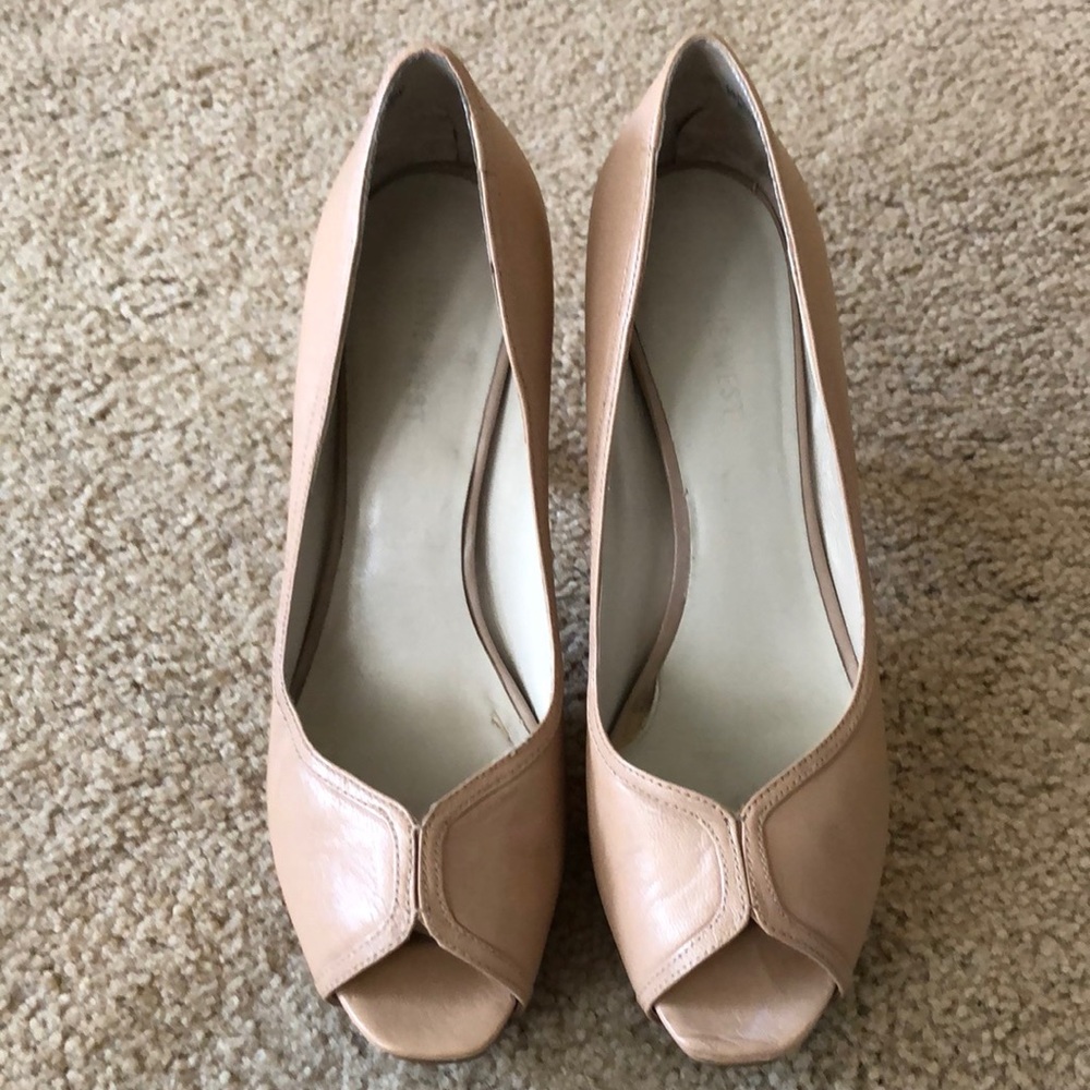 Leather pumps